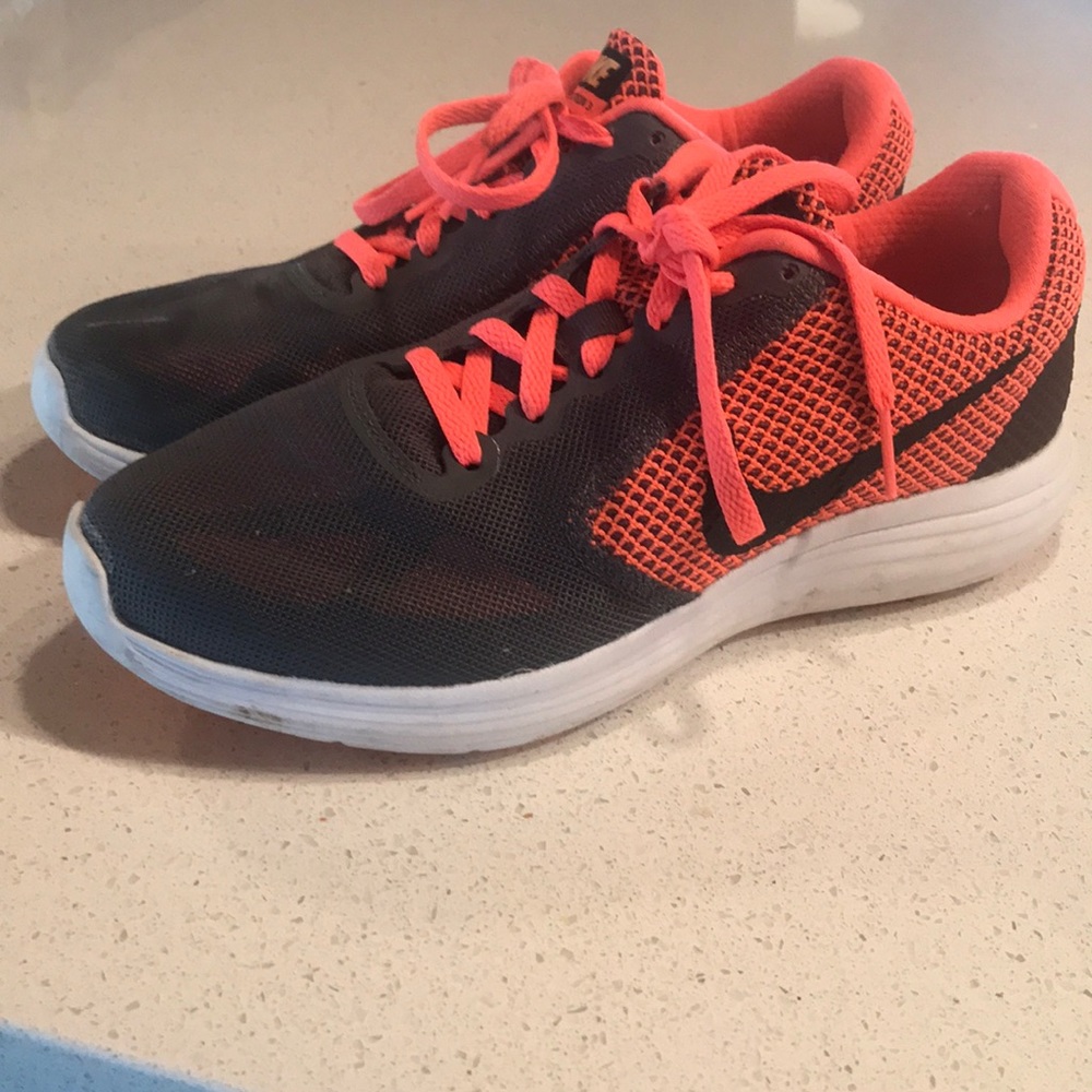 Nike Revolution3 sz 7.5